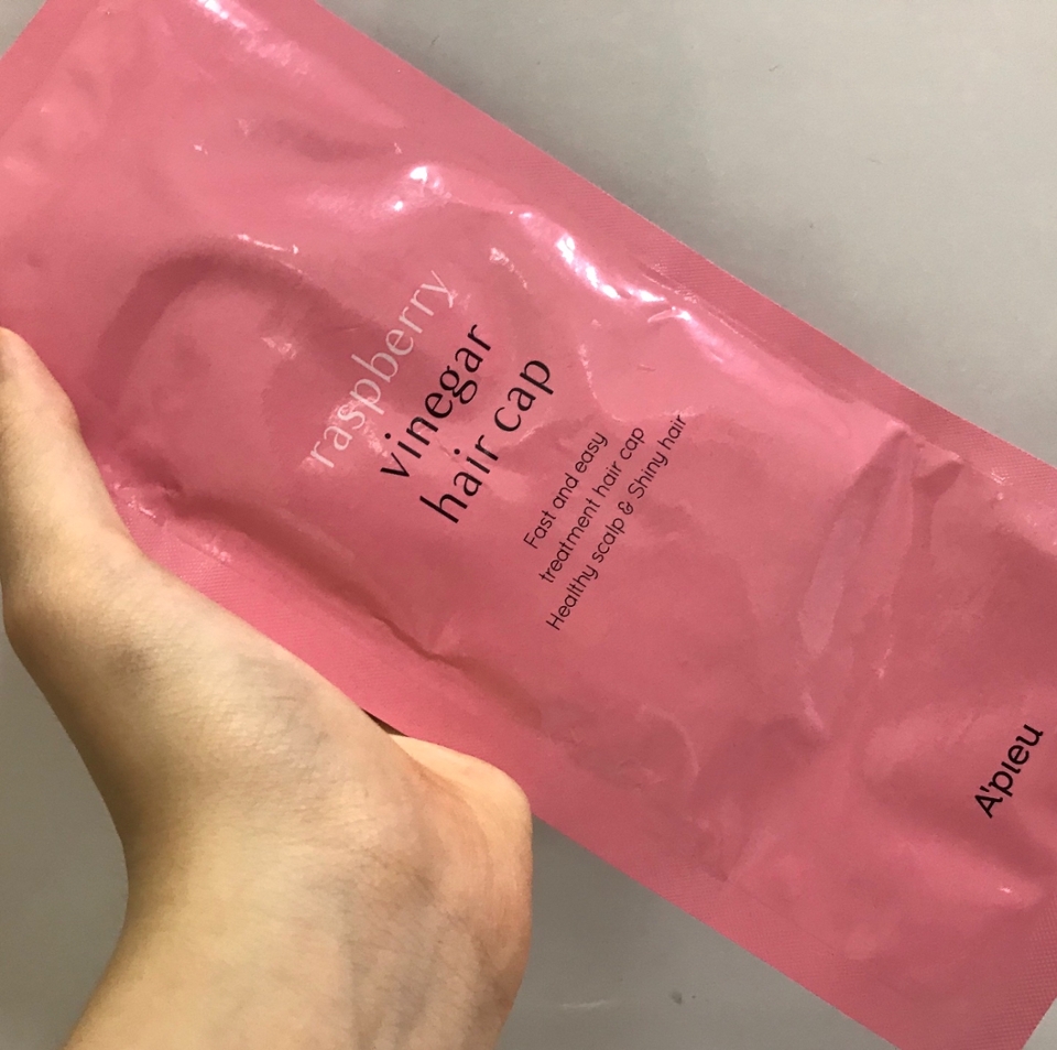 2. 헤어캡을 이용해줍니다❤️💦 저는 헤어캡을 어퓨 라즈베리 식포 헤어캡으로 사용했어요! 라즈베리 추출물 20000ppm으로 달콤한 과일 향이나요😻 