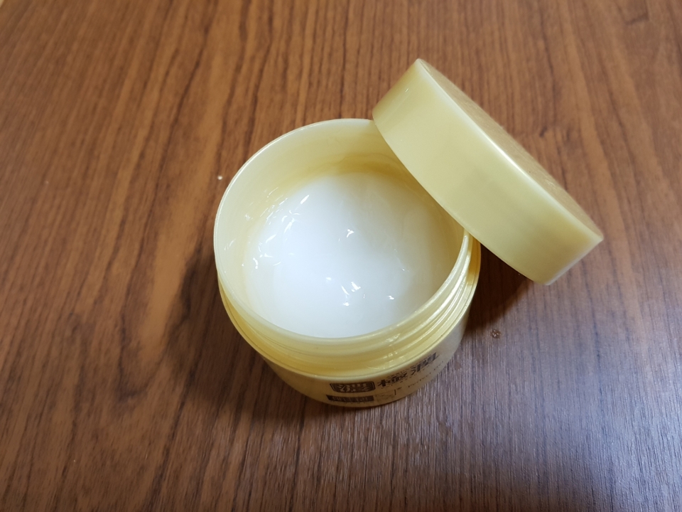 폴리머타입! 쓰던거라 많이 줄었네요...ㅎㅎ 폴리머는 바르면 물처럼 변하는데 이건 반대로 쪽득하게 계속 발려요!