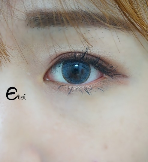 그리고 렌즈 착용!
푸른빛을 돌고 있어서 티가 많이나요!
블로그에 우리 예쁜 10대분들 많이 오시는데, 학교에는 끼지 마세용.. 걸림..'-'
