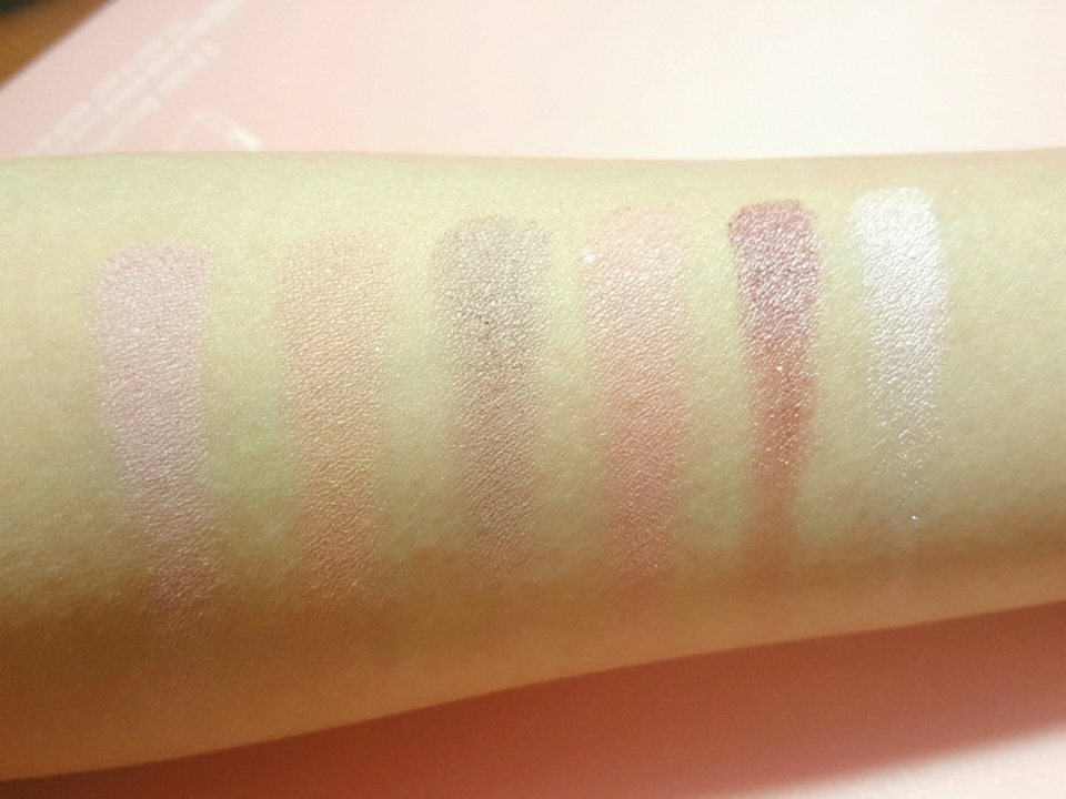 차례대로
타로밀크티,카페라떼우유많이,레이디얼그레이,가드니아,
미스터리명화,은밀한케이크상자 입니당
왼쪽부터 3가지는 베이스로 사용하기 좋아요😋
맨오른쪽은 애교살과 눈앞머리에 바르면 블링블링해요☄
나머지두개는 포인트로 사용하기 예뻐요😙
다음장에👉👉