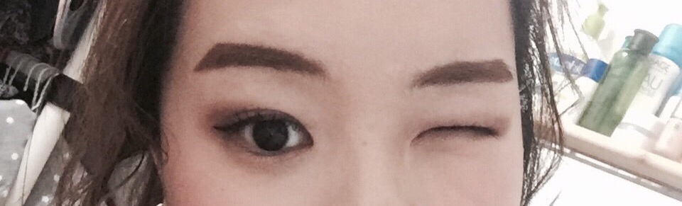 또 다른 날, 필터가 껴있지만 ㅠㅠ 실제 색감과는 크게 다르지 않아요🙏🏻
이날은 눈 화장을 조금 진하게했는데, '아날로그핑크'로 베이스를, '쉿! 비밀이야'로 음영을 줬어요. 그 다음, '빈티지로모필름', '프리마돈나'를 차례대로 발랐어요😬