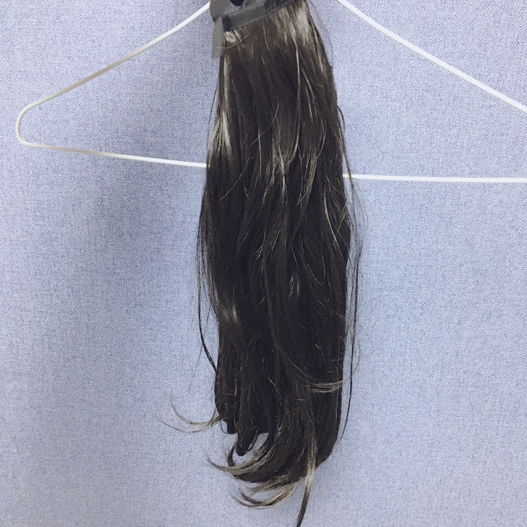 이 사진은 제가 고데기로 3번정도 핀것같아요
2번정도 폈을때가 제일괜찮은거 같아요!
가발 안쪽에는 머리고정하는 핀이있어요(꽂는핀!)