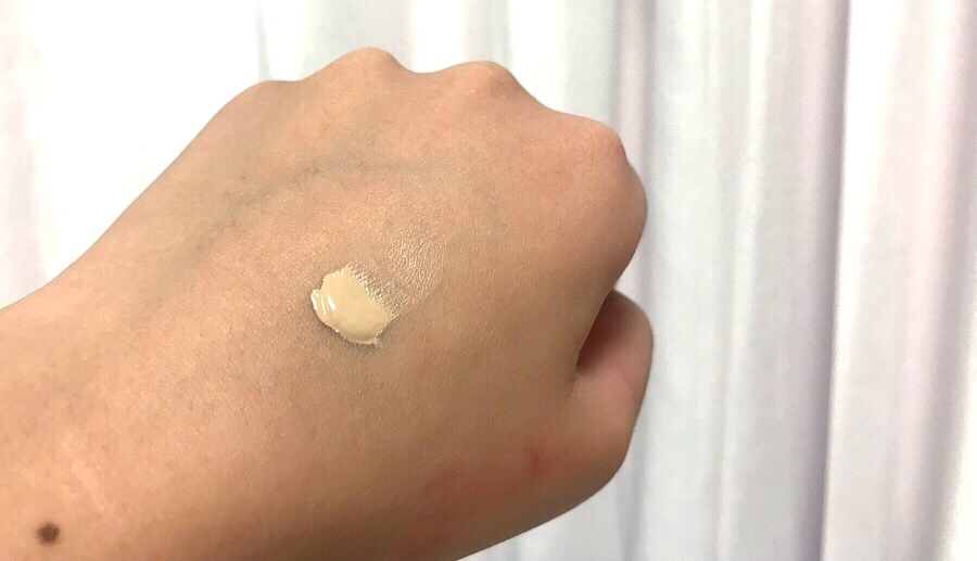 레브론 파운데이션 피부톤에 맞는 색상은
110 아이보리 - 국내기준 21호 쿨톤
150 버프 - 국내기준 21호 웜톤
180 샌드 베이지 - 국내기준 23호 웜톤
200 누드 - 국내기준 23호 쿨톤

크림과 리퀴드의 중간정도 묽기 !
흐르지는 않는데 또 매트하지도 않아요 
