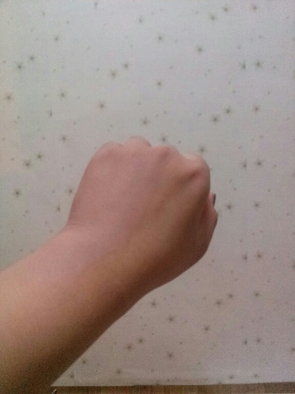 으어 깜빡하고 선 표시를 못했네요..손등에서 왼쪽부분이 바른쪽이에요!! 딱히 드라마틱하게 미백이 되는건 아니고 그냥 딱 비비의 역할정도?인 것 같아용
잡티같이 커버부분은 중간같아요 정말 비비의 기본에만 충실한듯..