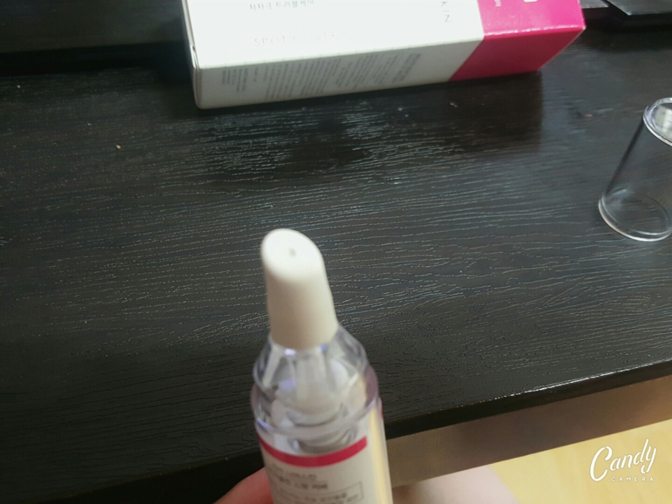 컨실러 나오는 곳은 이렇게 생겼구요!!