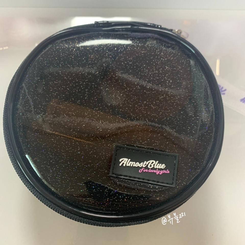 제가 평소 다니고 있는 파우치인데
퍼스널컬러 뷰티템이라서
지금은 가을웜 관련 색조템들만 넣어놨어요!