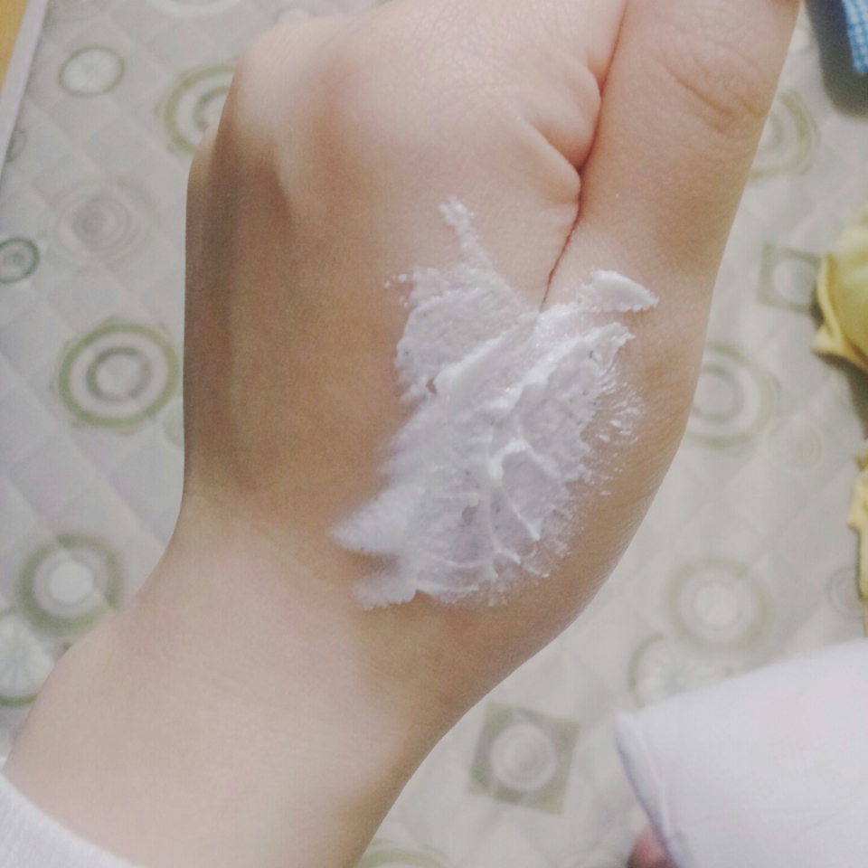 뚜껑에 묻은걸 발랐더니 완전 덕지덕지..ㅋㅋ
냄새가 솔솔ㅎㅎ 넘 좋아옇ㅎㅎ
배고파지는 냄새
초코쿠키향! 냄새 완전 똑같아요