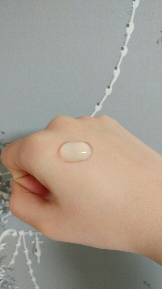 제형은 그냥 알로에 수딩젤같은 제형이구요
너무 촉촉하고 순해서 그리고 저렴한편이라서 너무 좋았어요 끈적임이 없어서 지성분들에게 추천!