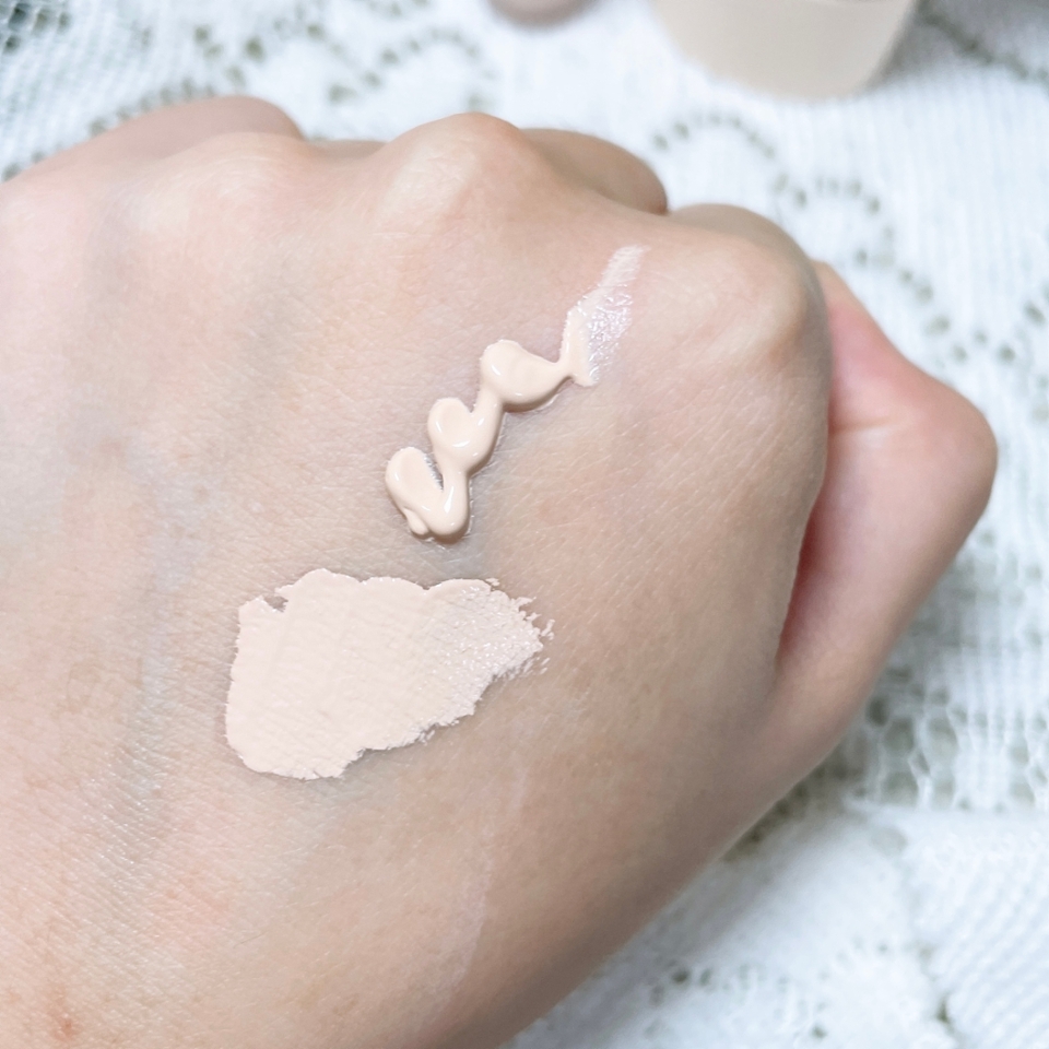 확실히 둘 다 베이스 컬러가 들어갔고, 둘다 어느정도 커버력은 있는 타입의 제품들이에요 ㅎㅎ 그래서 인지 앞서 소개드렸던 제품들의 조합과는 다르게 손등샷에서부터 제형의 묽음이 없죠ㅎㅎ
확실히 둘 다 피부에 쫩쫩- 잘 달라붙을만한 그런 텍스처고 그런 사용감이라 같이 쓸때 은근 잘 맞더라구요 ㅋㅋ