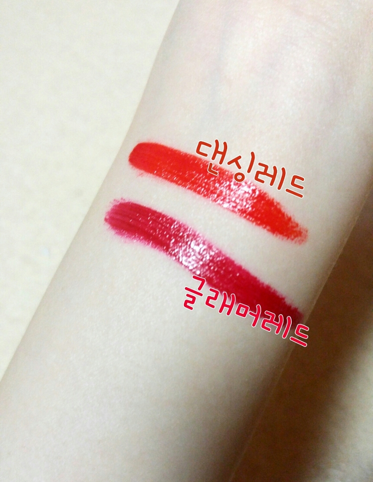 손목 발색! 발색이 쨍하게 잘 돼서 너무 좋은 거 같아요 ㅠㅠ! 저는 섀도우든 립제품이든 발색이 쨍하게 잘 되는 제품이 좋더라구요~ 
취향저격💚


그럼 이 상태에서 착색력을 알아볼게요!