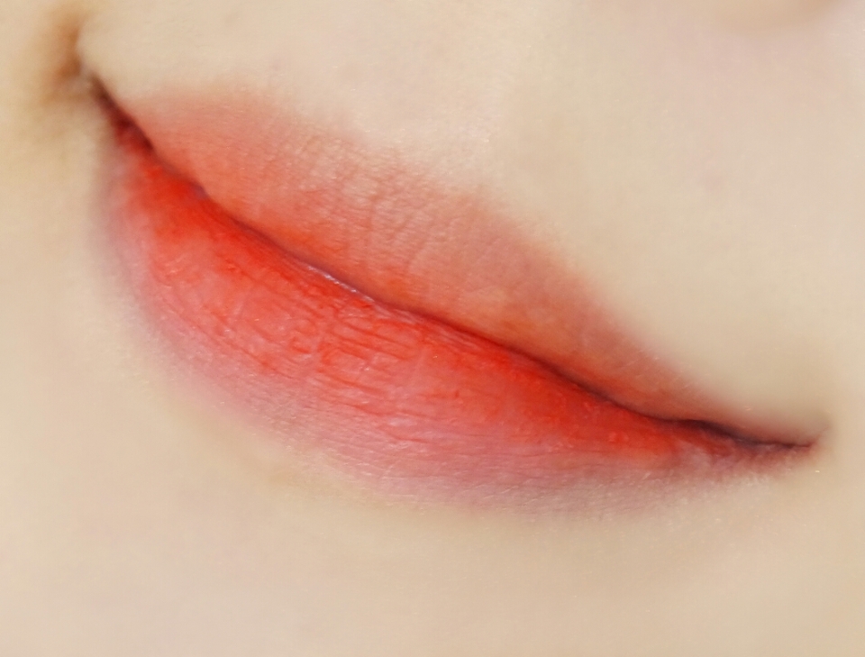 립 ! 미샤 실키 래스팅 립 펜슬 건파이어 발라줬어요 발랄한 주황색입니다 다홍빛이 많이 돌아요! 너무 예뻐서 요즘 엄청 자주 쓰고있는데 각질부각이 심하고 백이면 백 뭉칩니다. 그래도 싸고 예뻐서 쓰는중.