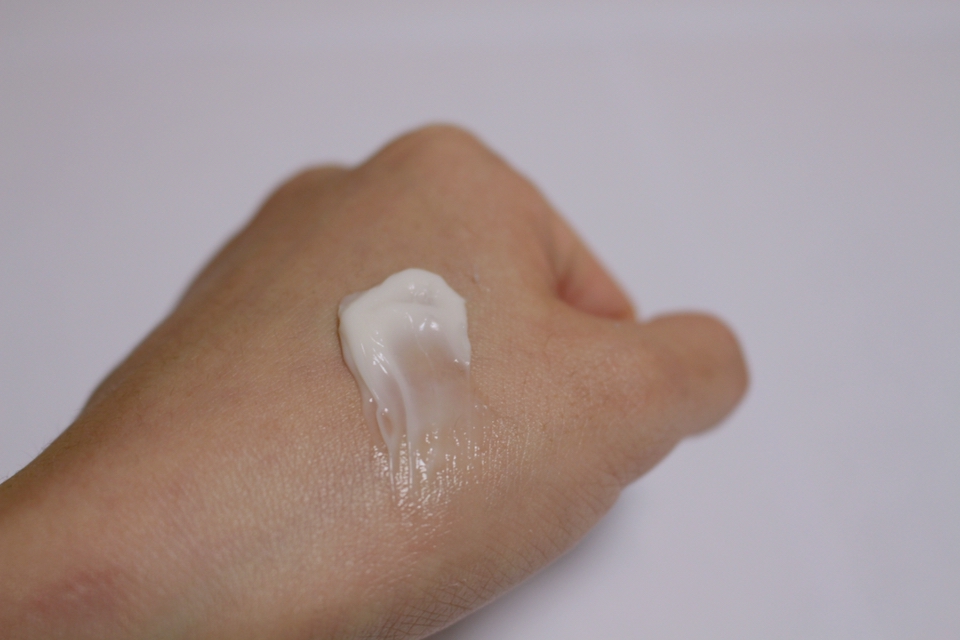 제형자체가 쫀득?한 느낌이에요

그렇다고 너무 꾸덕꾸덕하진 않고 적당히 쫀득한 느낌의 크림이에요!