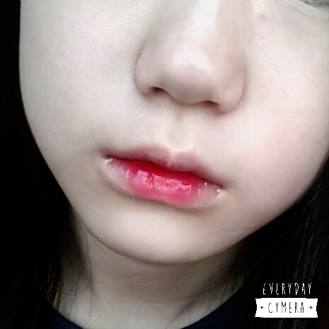 5분있다가 손으로 약간 지워내신뒤
입술에 저 사진처럼 약간남아있으면 
살살 밀어주세요!