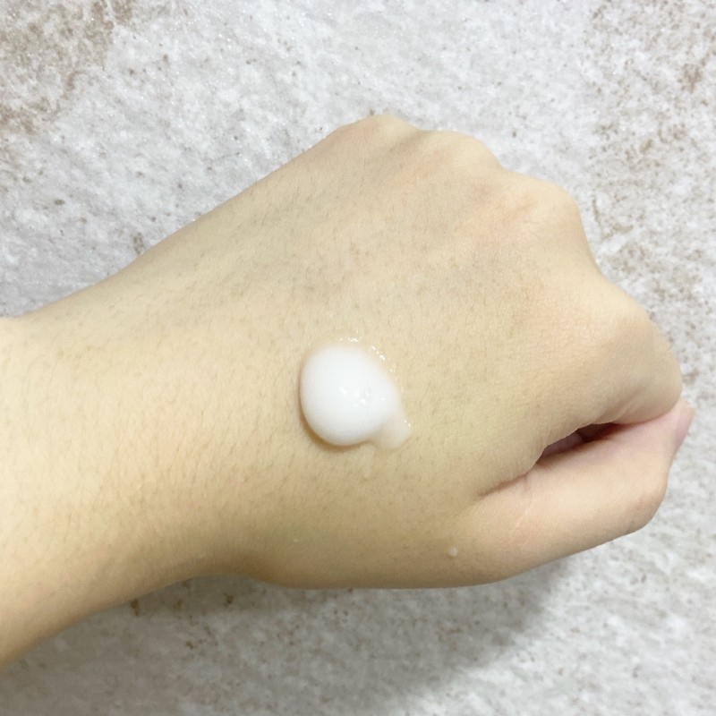 제품의 내용물입니다. 하얀 크림 같은 내용물이에요. 제품은 
크기가 다른 입자의 셀룰로오즈가 피부에 쌓인 묵은 각질부터 미세 각질까지 꼼꼼하게 관리해 준다고 합니다.