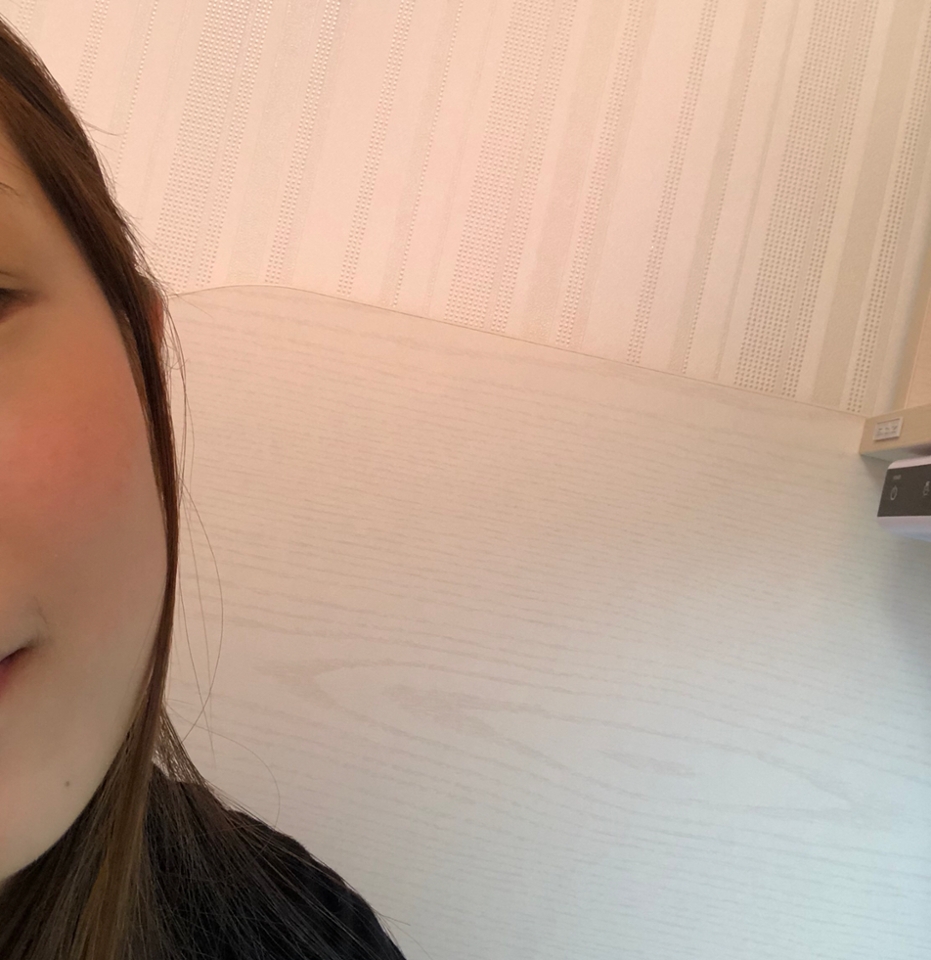 마지막으로 제가 텍스쳐를 알아보기위해 얼굴에 직접 발색해본 색상은 CR06 색상입니다!! 
발색이 잘 보이라고 일부러 많이 발라보았어요😊

텍스처를 아주 가볍고하고 보들보들해요!
피부요철이 부각되지않고 예쁘고 깔끔하게 발려요 ㅎㅎ

파스텔블러셔를 전색상 사용해볼 수 있어서 너무 좋았어요.
어퓨와 언파 정말로 감사드립니다❣️


