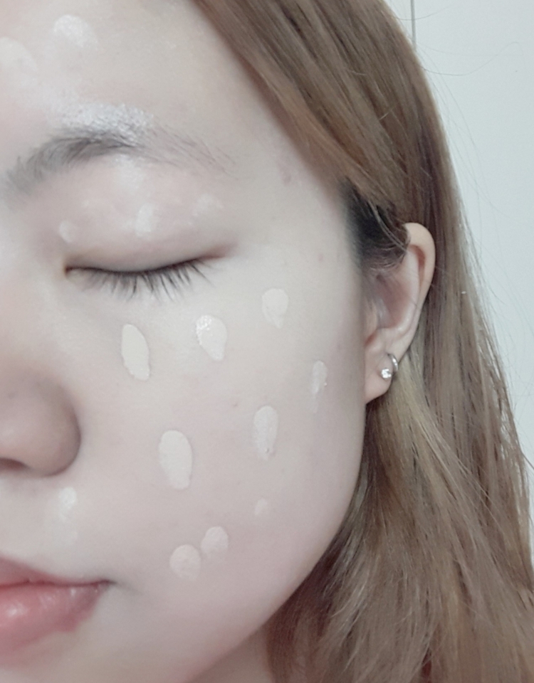 반톤이나 컨실러보다는 밝은톤의 파데를 얼굴 중앙위주로 찍어 발라줍니다.