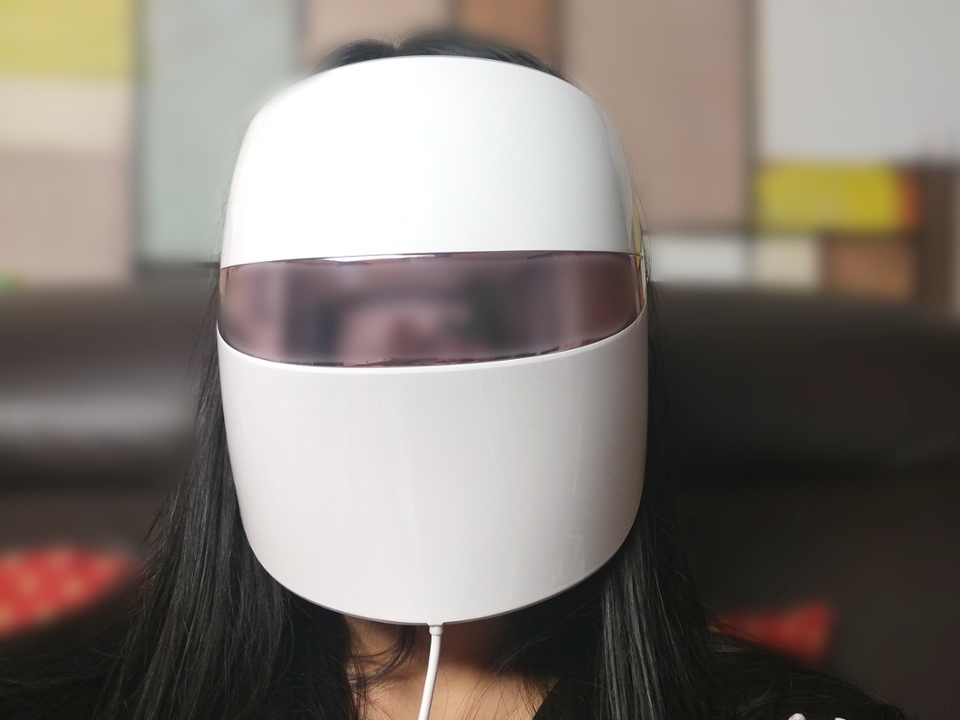 얼굴에 꼭 맞게 착용해준 뒤, 리모컨으로 시작버튼을 누르면