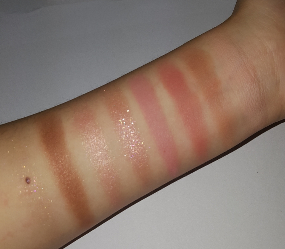 조명on
초점을 흐려보았어요
글리터 너무 이뻐요ㅠㅠ
특히 DKDK가 너무 제 취향이더라구요 
투명한 펄 발색이 영롱해요😮