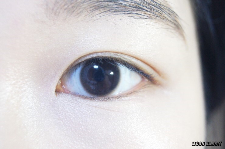너무 자연스럽죠! 브라운 컬러의 렌즈 테두리때문에 일반 투명 렌즈보다는 더 또렷한 느낌이 들어요.