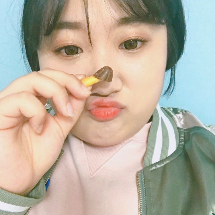 화장 다 하고 초코송이 먹는 사진 입니다 ㅋㅋㅋㅋㅋㅋㅋㅋㅋㅋㅋ 눈갱 ! 얼굴이 급나게 못생긴 편이라 막 미간도 넓고 그래서 컴플렉스 커버 할려고 엄청 노력하는 1인 화장법 궁금하시면 댓글 달아주시면 내일 바로 화장법 올려드리도록 하겠습니다 ❤️하트꾹