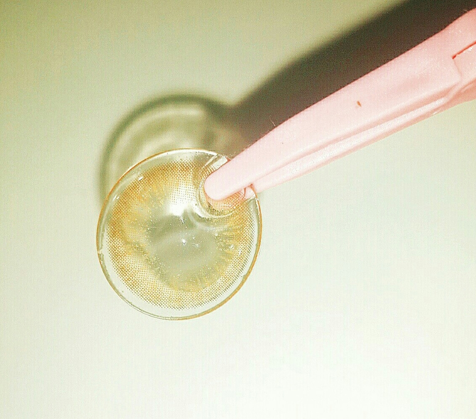 저 펄 영롱한거 보이시나요....색 이쁜거 보이시나요... 심지어 눈에서도 이 발색이 나오는데 부자연스럽지도 않아요!