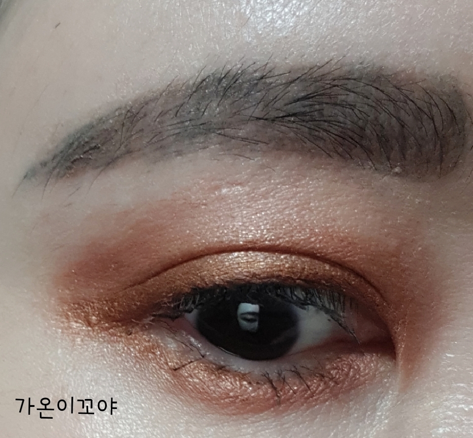 너티 클라우드를 바탕에 깔고
오늘은 디카페인 컬러를 쌍커플 라인보다
조금 더 위쪽으로 발라주었어요~

토피넛 토핑 추가로 쌍커플과 
언더 눈가 끝쪽에 발라봤어요~