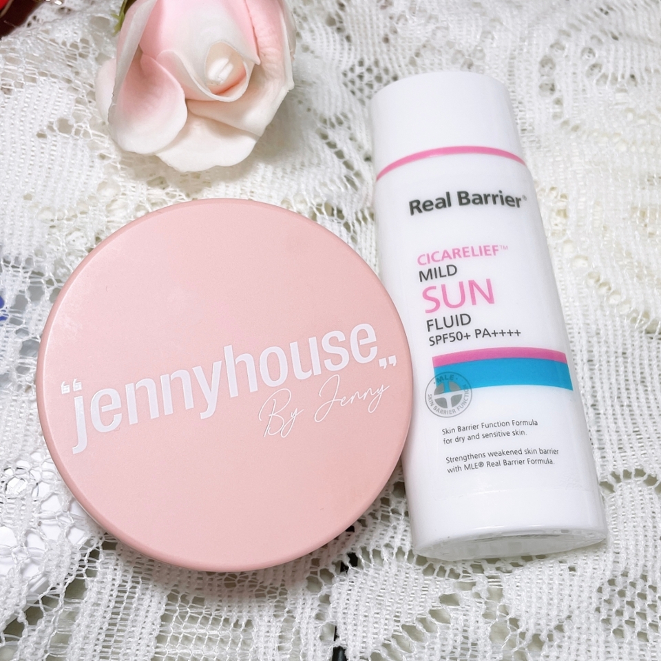 첫번째 조합은 피부의 촉촉함을 오래 유지하고 싶을 때 사용하는 베이스 조합이에요=:
자외선 차단도 확실하게 하면서 피부 건조함은 좀 덜 느끼고 싶을 때, 이 조합으로 촉촉한 베이스 메이크업을 해주면 여기저기 오래 돌아다녀도 피부가 쩍쩍 갈라지면서 건조한건 잘 못 느끼겠더라구요!
아무래도 촉촉하게 마무리가 되는지라,, 솔직히 코시국에 추천하긴 좀 그렇지만, 그래도 두 제품 모두 과한 유분감없이 촉촉하게 마무리되어 꼭 소개해보고 싶었던 조합이었어요