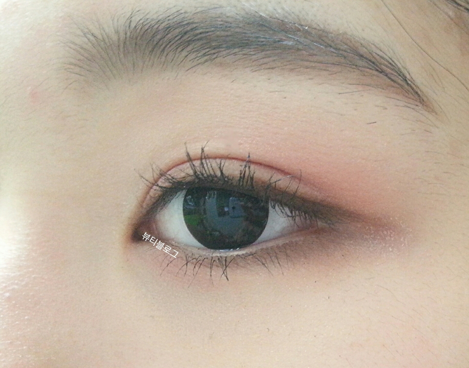 뷰러로 윗속분썹과 언더 속눈썹을 찝고 마스카라를 해줍니다.마그카라는 원래사용하던 마스카라 이용해서 언더는 조금만 윗속눈썹을 공들여서 해주세요. 실재로 보면 안뭉쳐있는데 사진은 뭉치게나오네요.

에뛰드 오마이 래쉬  04