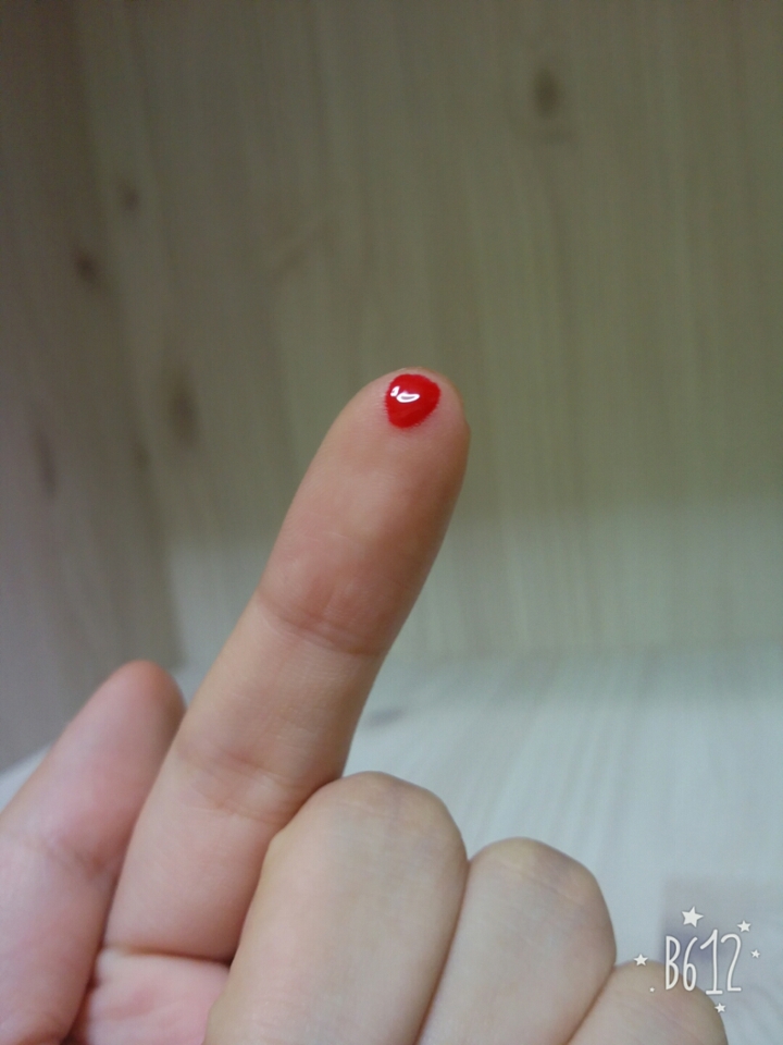 검지 손끝에 묻히고