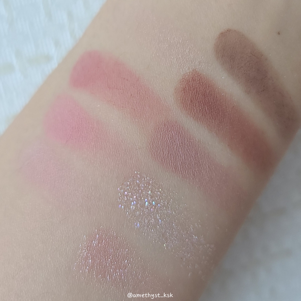 
* 실내 조명

비슷한 컬러감들이 아니라
👉제각각 역할을 해줄 것 같은 구성이라 
마음에 들었고
🤎브라운 계열에도 핑크랑 어우러지는 색감이라서
#쿨톤새도우팔레트 찾는 분들이
정말 좋아하실거같아요🤗




