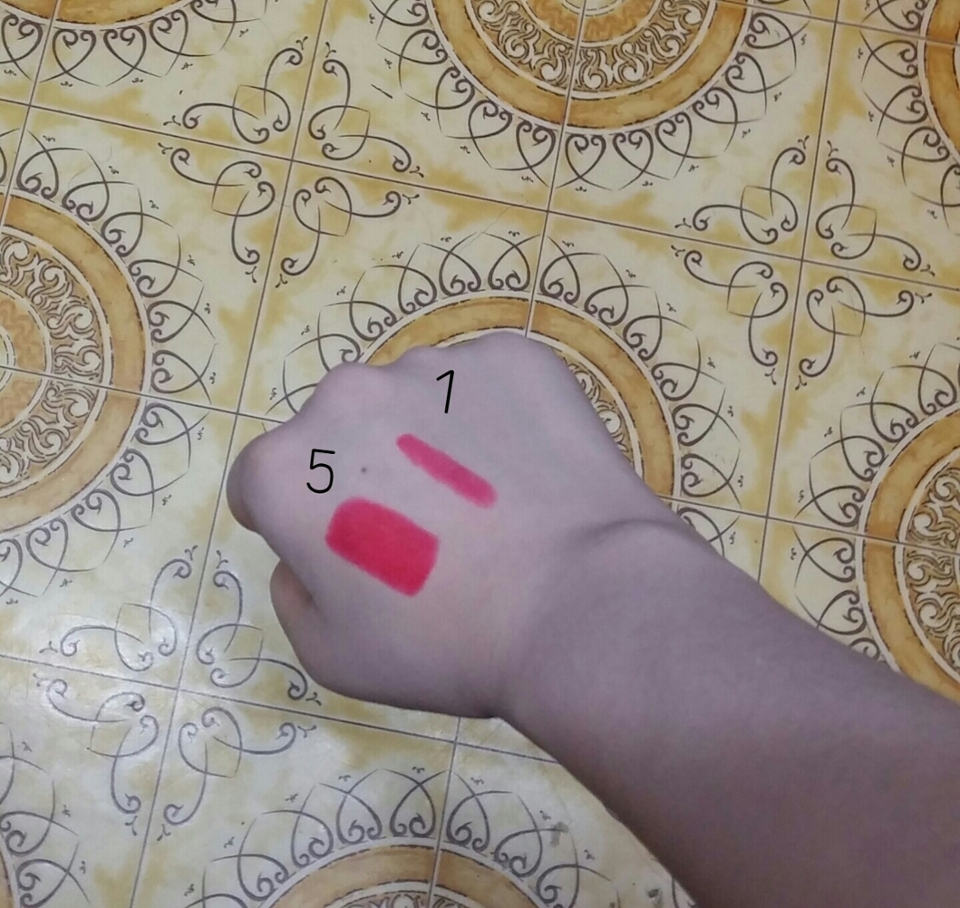 5는 5번 발색,1은 1번 발색입니다 코랄+다홍+형광? 그때 그때 조명에 따라 색이 변하는데 전 오렌지가 너무 많이 보이면 아줌마 같다길래 핑크립과 조금 섞어서 발라요