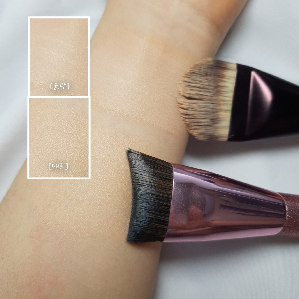 

안에 모공 커버까지 보이게 확대샷을 준비했어요 ♡"♡
확실히 느낀게 이니스프리 브러쉬는 건조하고 매트하기로 유명한 루나파운데이션을 사용했는데도 윤광이 나게 표현이 되더라구요

하지만 매트한 파운데이션이랑 바르니까 잘 갈라져요 ㅠ
궁합이 맞는 파운데이션이랑 바르는게 좋을 것 같아요

