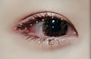 아이라인은 브라운색 붓펜아이라이너로 눈이끝나는지점에서 2mm정도만빼 청순한눈매를만들어줍니다