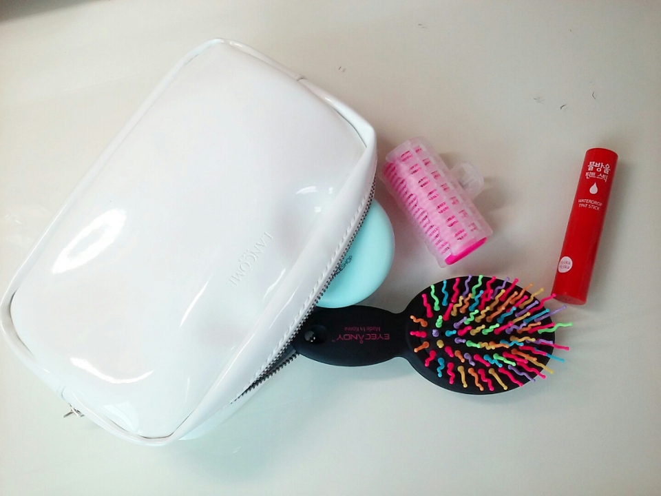하핳! 안녕하세요 성탕입니다.. 사실 정말 별거없슴당.. 화장품 사는거나 메껍보는것만 좋아하지 막상 얼굴에 직접 하는건 관심이 없어서 완전 기본적인것들만 가지고다니므로.. 또한 내 더페이스샵 토스트는 학교 필통에 두고왔다죠..^_^