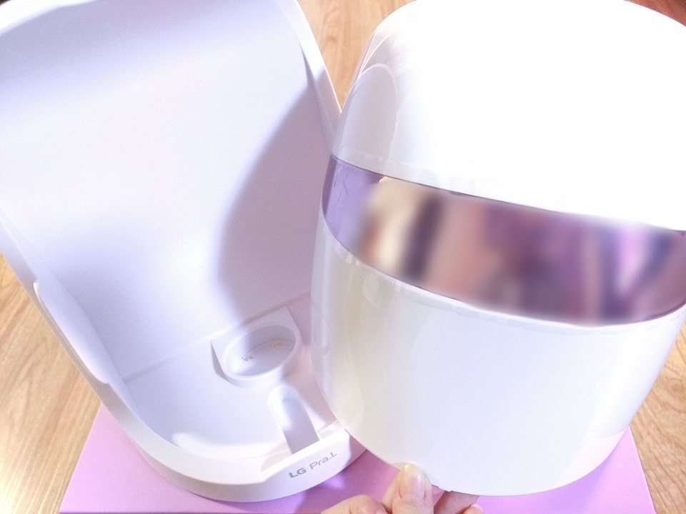 충전거치대가 있어 편하게 보관할 수 있어요~ 컨트롤러를 거치대 가운대에 꽂아서 동시에 충전할 수 있어요