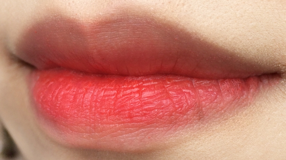 그라데이션 부터 해줬어요!ㅎ 아 정말 사용해보니 왜 유명한지를 알겠더라고요 ㅋㅋ 어플리케이터가 바르기 불편할지 알았는데 의외로 자연스럽게 바르기 정말 적합했어요ㅎ