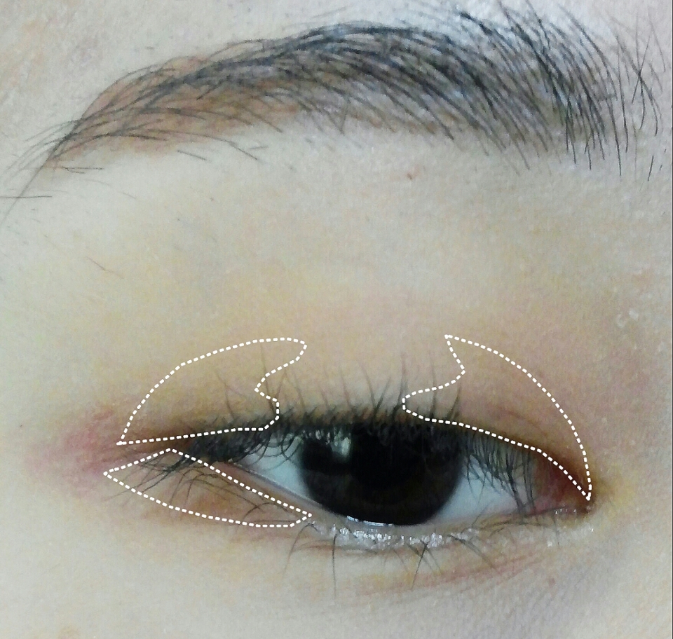 좀더 짙은 브라운 컬러로 눈 앞,뒤,삼각존을 중심으로 발라주어 중심부분으로 그라데이션해줍니다 아이라인을 그리듯 눈 꼬리도 빼주세요
브러쉬를 사용하시는 분은 브러쉬로 쌍액을 하듯 라인을 그어주시고 눈 앞머리 뒷꼬리를 채워준다는 느낌으로 채워주시면 됩니당