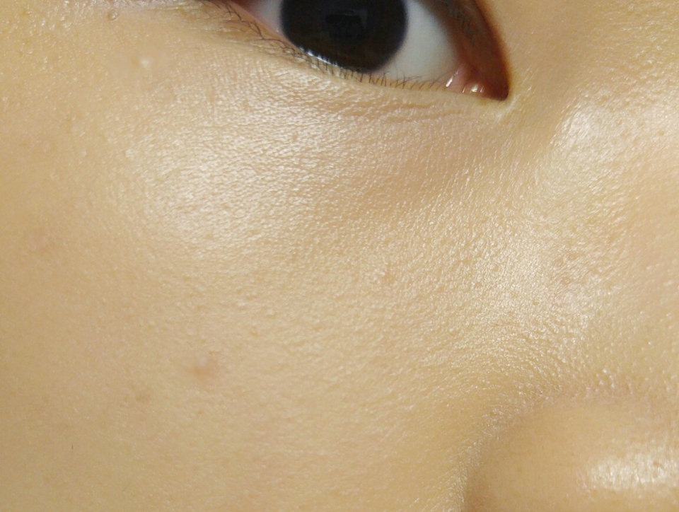 팩트를 눌러주었을 때에요.