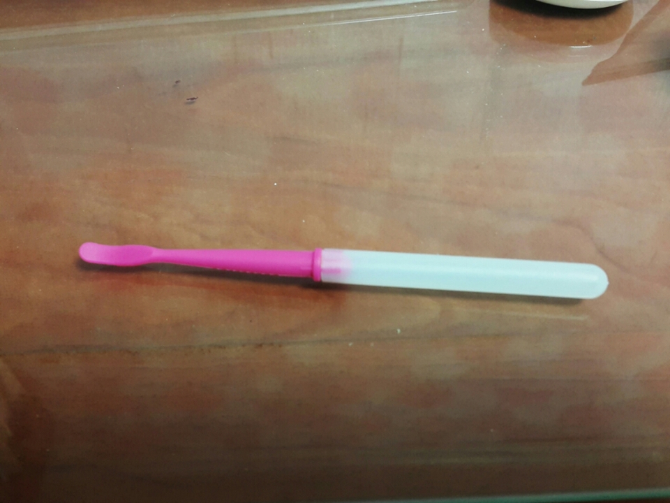 여기부턴 제가 찍은 사진!!
색상이랑 생긴게 귀엽지않나요??ㅎㅎ 핑크 스파츌라 부분은 실리콘으로 되있고 뚜껑은 플라스틱으로 되있답니다. 뚜껑을 스파츌라 뒤에 껴서 길게 쓰는 방식이에요! 제가 얼마전 리뷰 쓴 다이소 고급 립브러쉬랑 비슷하네요.ㅎㅎ