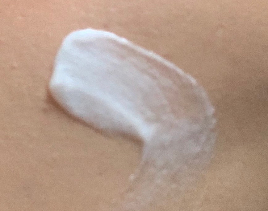 제품 역시 이렇게 하얀색의 흔히 아시는 딱 그 클렌징 폼의 제형이에요