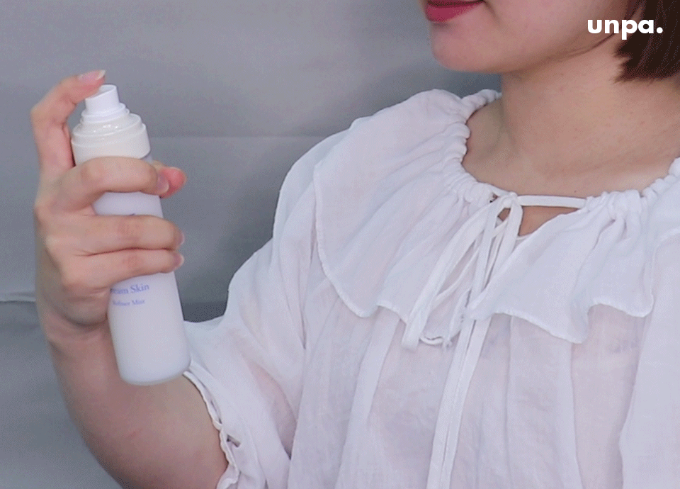 뭉침 없이 고른 엔젤링 안개 분사로 메이크업을 한 상태에서도
걱정 없이 뿌릴 수 있는 크림 스킨 미스트!
가볍게 피부에 안착해서 수분감은 12시간이 지속되는
고보습 미스트는 화장대, 책상 어디든 있어야 맘이 편해
