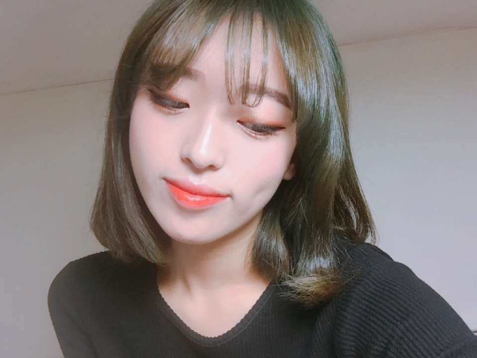 전체적인 느낌은 이렇답니다(^_−)−☆
핑크핑크하면서도 너무 과하지 않은 예쁜 메이크업이에요!