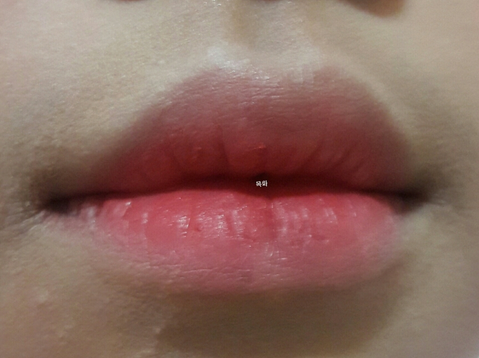 페리페라-페리스 잉크더벨벳 14호

봄신상으로나온 잉크더벨벳을 입술 전체적으로발라준뒤 입술 테두리 경계만 풀어줍니다

입술상테가 영 ...