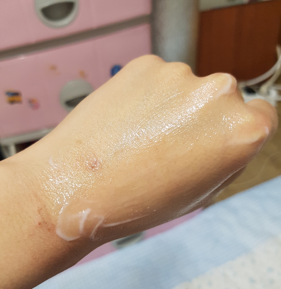 두가지다사용해본결과는 촉촉하고산뜻한마무리감이좋더라구요
달달한냄새와머스크향 존좋♡
머스크향이라 무거운향입니닷
단점은 하나도 없구요 너무 좋습니다
