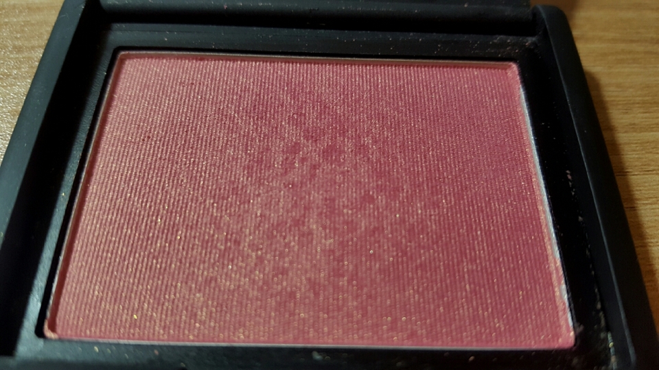 이 아이의 이름도 엄하디 엄한 "오r가즘" 입니다.
실제 뚜껑 열어서 보면 색상이 꽤 엄하지만 발색해보면
은은한 금펄과 함께 연한 발그레한 핑크빛이 돕니다.
웜톤추천블러셔라고하는데 저는 쿨빛인데도 괜찮아요!
무게감이 있는 블러셔에요~~