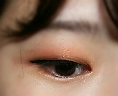 그다음 아이라인을 그려주는데 약간 길고 쳐지게 그려주세요