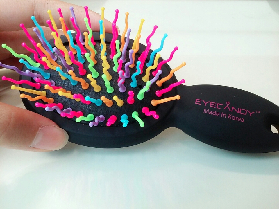 머리를 7년동안 단발로 살다가 작년부터 머리를 기르기 시작해 현재 날개뼈끝까지 자랐습니당.. 빗으로 빗어주면 빨리 자란다기에 ㅋㅋ 들고다닙니다