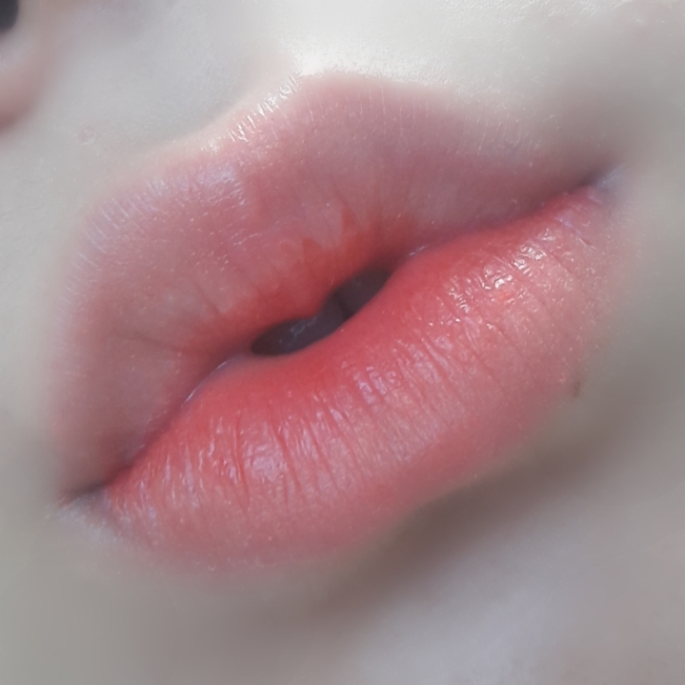 우선 연하게 차차틴트를 발라주세요. 젤 제형이기 때문에 너무 다량 바르면 요플레현상이 생겨요ㅠ 개인적으로는 연하게 그라데이션하는게 제일 여리여리하고 예쁘더라구요. 이 점은 다른 틴트를 발라도 워터틴트라면 대부분 해당된답니다! (개인적으로 워터틴트로 진하게 풀립 해버리면 약간 촌스러워지고 얼룩덜룩해지라구요ㅠ)