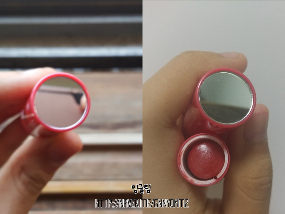 이 립밤만의 장점인게, 뚜껑에 거울이 달려있어요!

엄지손톱만한 작은 크기의 거울이지만, 립밤 바를때 정말 유용해요👍

사이즈도 딱맞고 굳이 따로 들고다니지 않아도 되서 정말 괜찮아요
