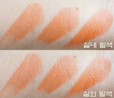 살포시 팔뚝에 발색을 해 본 모습이에요. 순서대로 한번 , 두번 , 세번 발색의 모습으로 실내와 실외의 발색을 비교해 본 모습인데요.

보면 아시겠지만 제품 자체가 선명하지는 못해요. 하지만 글로시한 윤기가 촉촉한 제품으로 광택감이 돌아 예쁘더라고요.